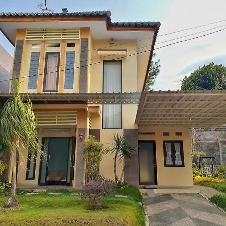 Villa 3 Bedroom Edelweis No. 7 Near Museum Angkut Batu  Esterno foto