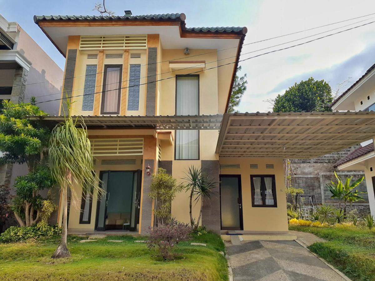 Villa 3 Bedroom Edelweis No. 7 Near Museum Angkut Batu  Esterno foto